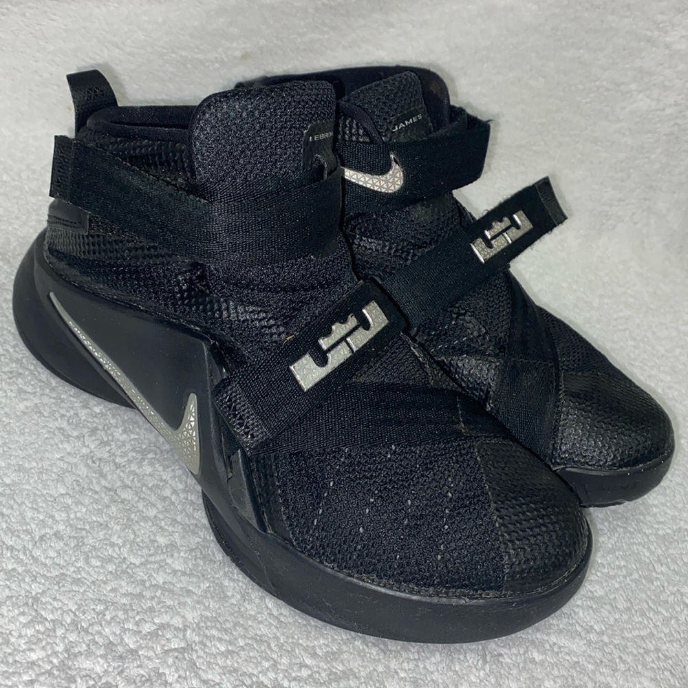 Nike Zoom LeBron James Solider 9 Black Basketball Shoes 776472-001 boys size 1
